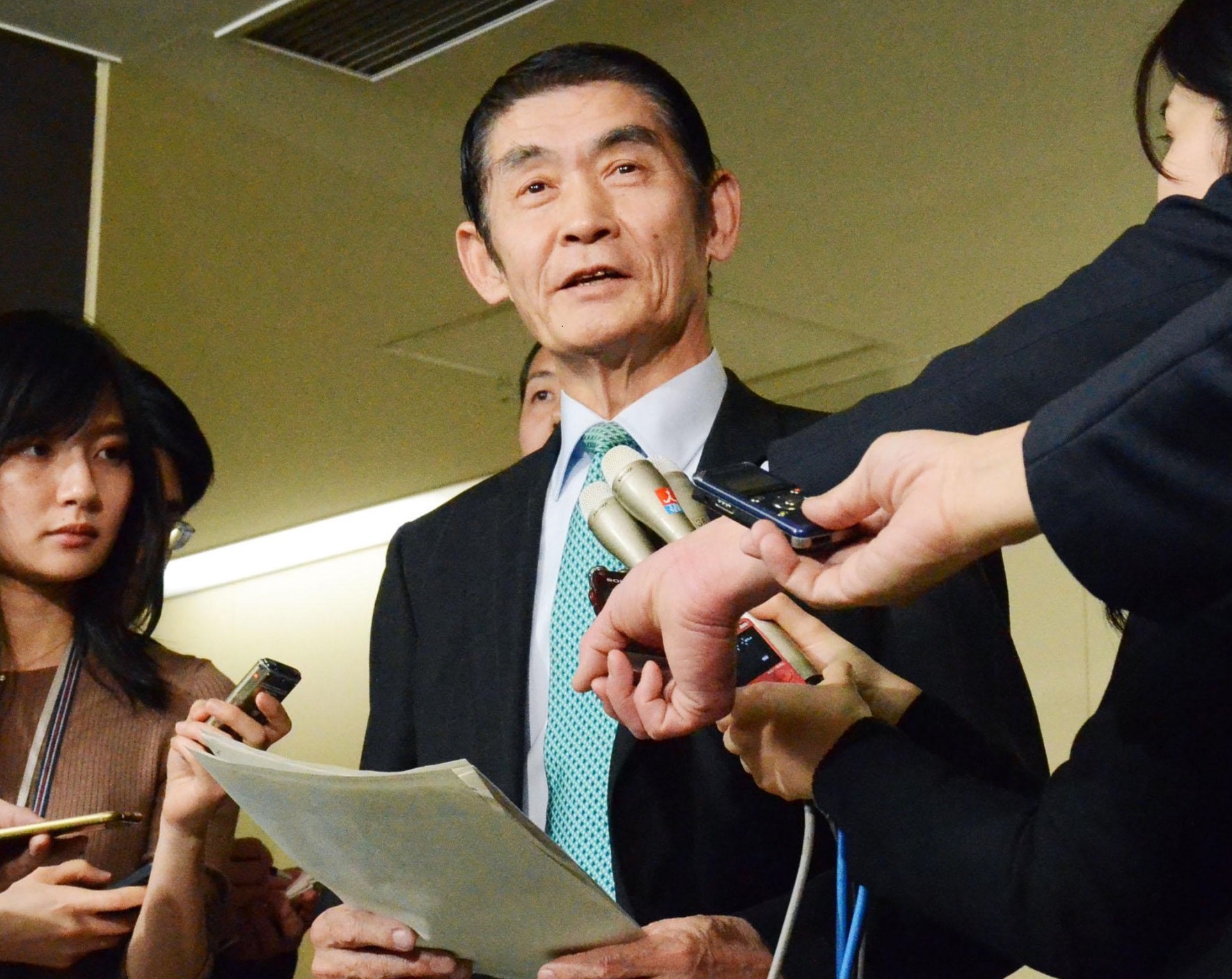 Премьер Японии уволил министра из-за пренебрежительного высказывания