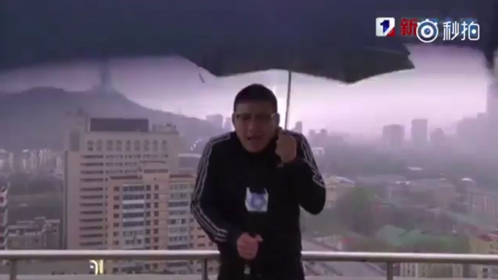 В Китае молния попала в телеведущего во время прямого эфира (видео)