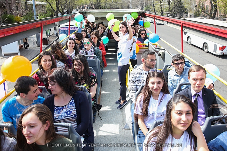 Для молодых людей, заинтересованных банковской сферой, стартовал проект «Месяц моих финансов» на автобусах «Ереван Сити Тур»
