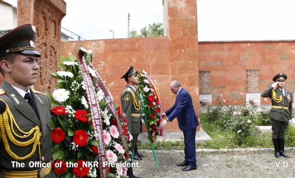Президент Арцаха Бако Саакян возложил венок к памятнику воинов, пропавших без вести в ходе Aрцахской войны