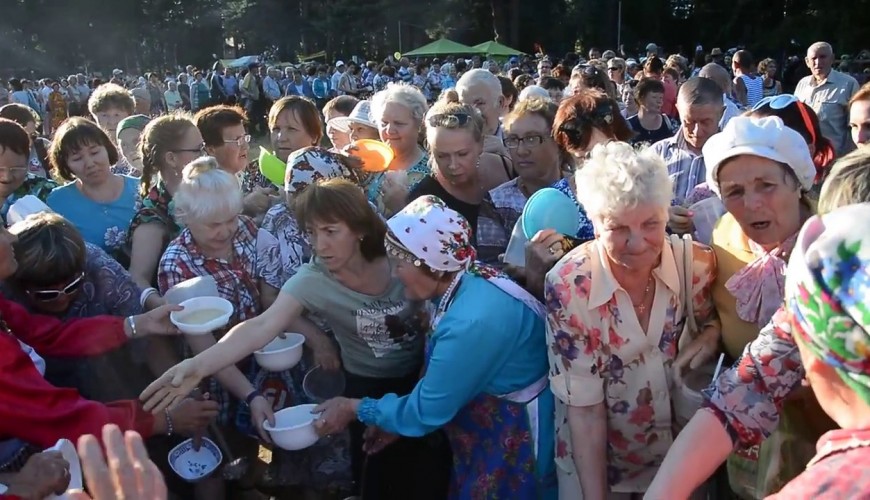 В Ижевске пенсионеры устроили давку из-за бесплатной каши (видео)