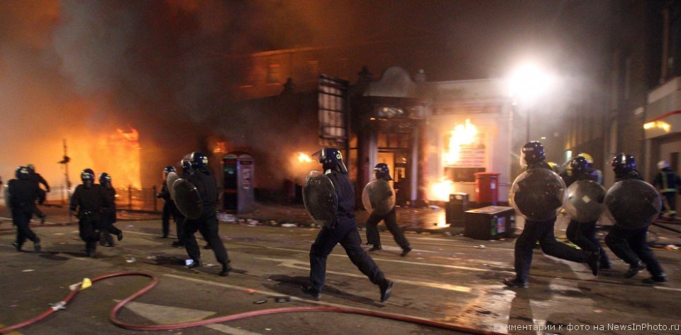 В результате беспорядков в Лондоне пострадали шестеро полицейских