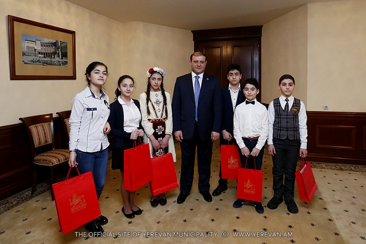Мэр Еревана Тарон Маргарян принял столичных школьников