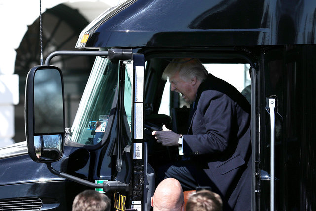 В соцсетях высмеяли сидящего в грузовике Трампа
