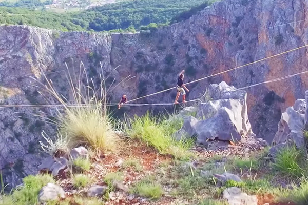 В Хорватии экстремалы балансировали на 240-метровой высоте (видео)