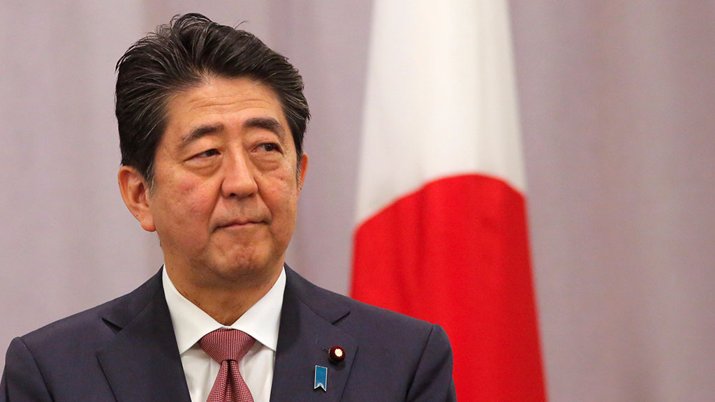 Премьер Японии провел перестановки в правительстве 