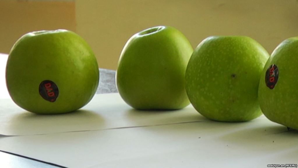 На рынках продолжают торговать азербайджанскими яблоками
