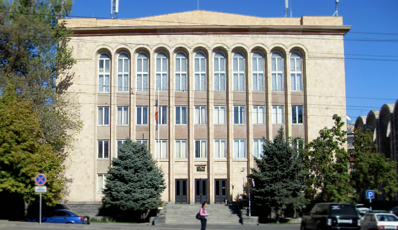 Конституционный суд Армении застрял в советском периоде: старые люстры в стиле «рококо», столы и стулья 90-х г. «Грапарак»