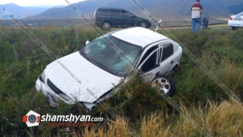 Խոշոր ավտովթար Արագածոտնի մարզում. բախվել են Opel-ները, որոնցից մեկն էլ դուրս է եկել երթևեկելի գոտուց. կան վիրավորներ