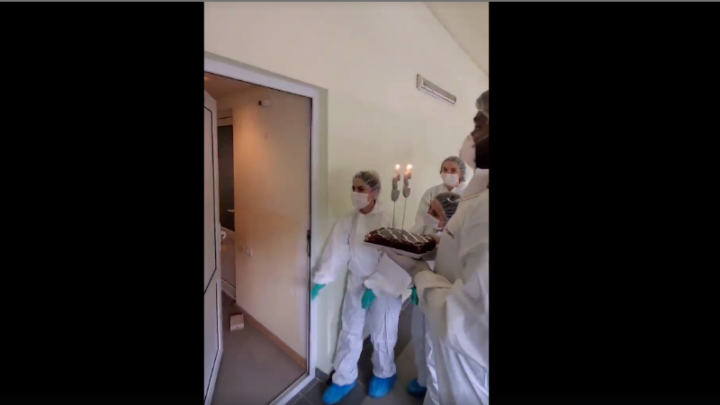 Բուժաշխատողները շնորհավորել են մեկուսացված քաղաքացիներից մեկի ծննդյան օրը. (տեսանյութ)