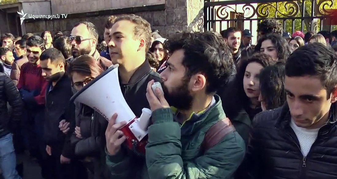 Դասադուլ անող ուսանողները ցույց են կազմակերպել ԱԺ-ի դիմաց 