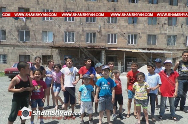 Նոր Գեղիում երեխաները բողոքի ակցիա են իրականացնում՝ պահանջելով խաղահրապարակը չվերածել ավտոտնակների. Shamshyan.com