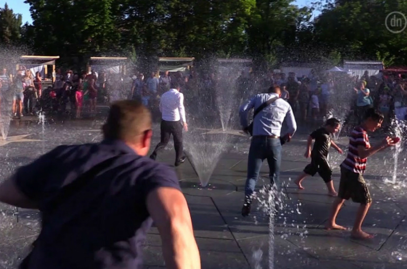 Զելենսկին քաղաքացիների աչքի առջև վազել է գործող շատրվանների միջով (տեսանյութ)