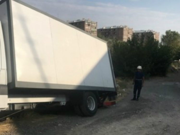 Բեռնատարը Երևանում սահել է դեպի ձորը