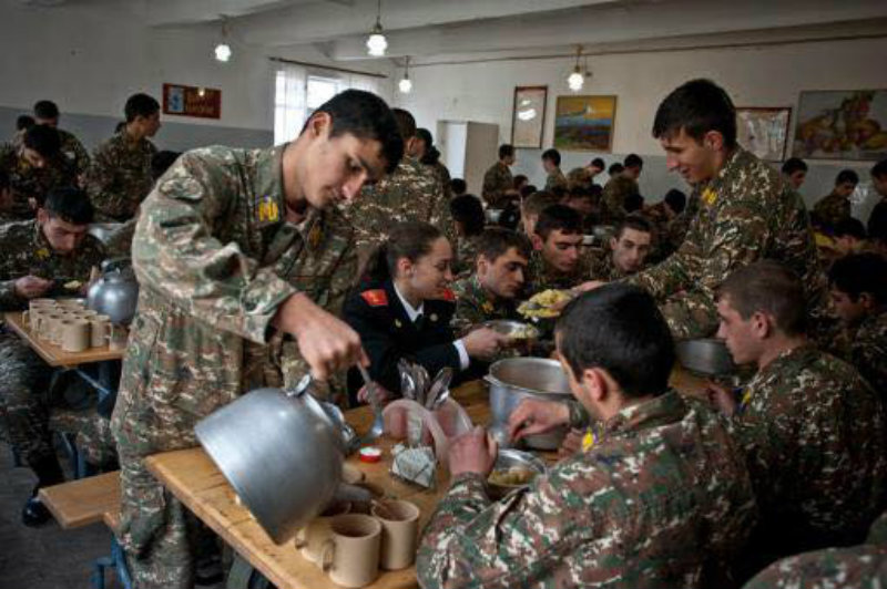 Պարտադիր ժամկետային զինծառայողների հետ քննարկվել են սննդի որակին վերաբերող հարցեր
