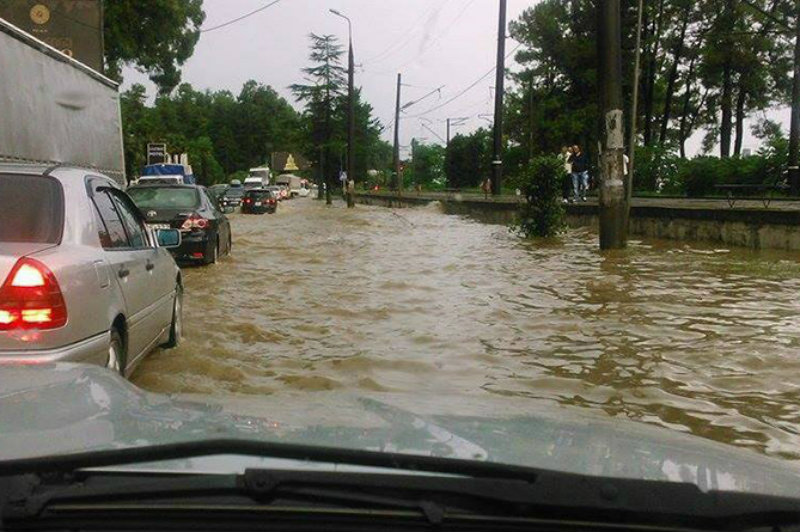 Առատ անձրևները հեղեղել են Վրաստանի սևծովյա շրջանները