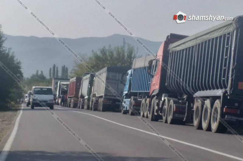 Վրաց-հայկական սահմանին 300-ից ավելի հայկական բեռնատար չի կարողանում առաջ շարժվել. ըստ ահազանգի՝ խնդիրը նոր կայանատեղին է. Shamshyan.com