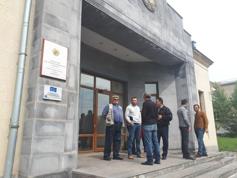 Քաղաքացիներն արգելել են դատավոր Գնել Զաքարյանի մուտքը Լոռու մարզի ընդհանուր իրավասության դատարան