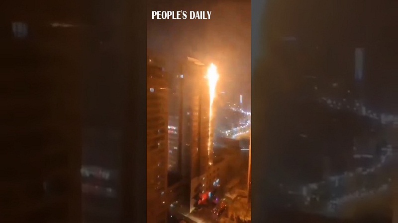 Չինաստանում երկնաքեր է այրվում