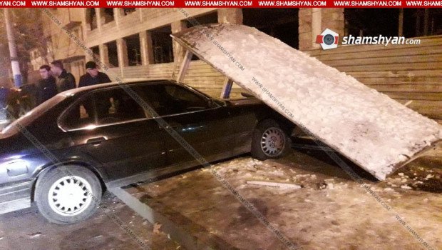 Երևանում մեքենան բախվել է կանգառի տաղավարին. կա 4 տուժած