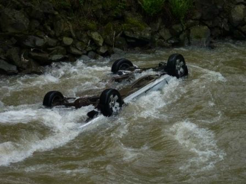 Երևան-Մեղրի ավտոճանապարհին ավտոմեքենան ընկել է գետը