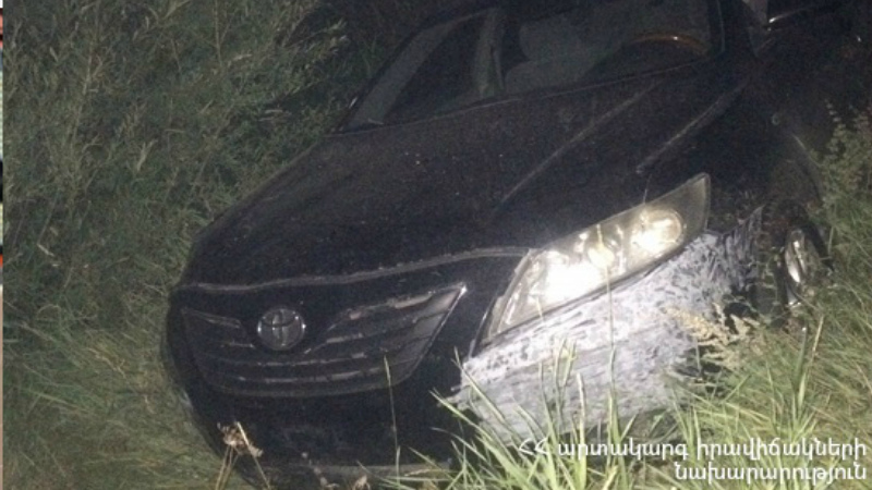 Հանքավան-Հրազդան ավտոճանապարհին մեքենան դուրս է եկել երթևեկելի հատվածից և կողաշրջվել