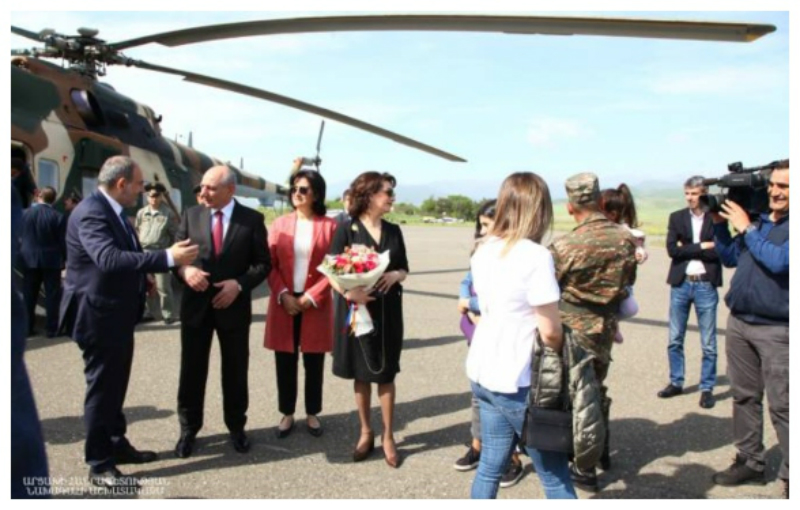 Արցախի նախագահը Ստեփանակերտի օդանավակայանում դիմավորել է Փաշինյանին և նրա տիկնոջը