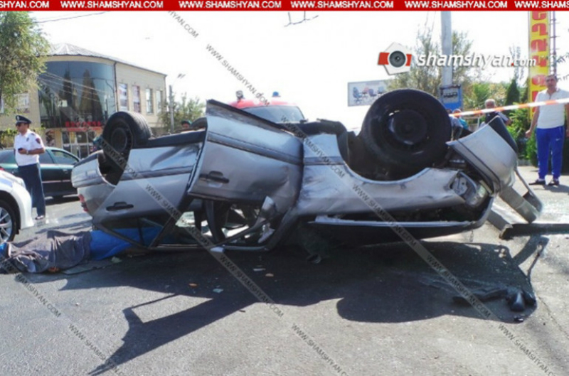 Երևանում միմյանց բախվելուց հետո Mercedes-ներից մեկը գլխիվայր շրջվել է, կա զոհ. Shamshyan.com