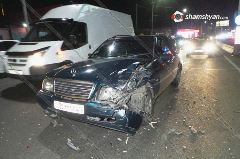 Երևանում բախվել են Mercedes մակնիշի 2 մեքենաներն ու Opel-ը. մեքենաներից մեկն էլ բախվել է բետոնե արգելապատնեշին. Shamshyan.com