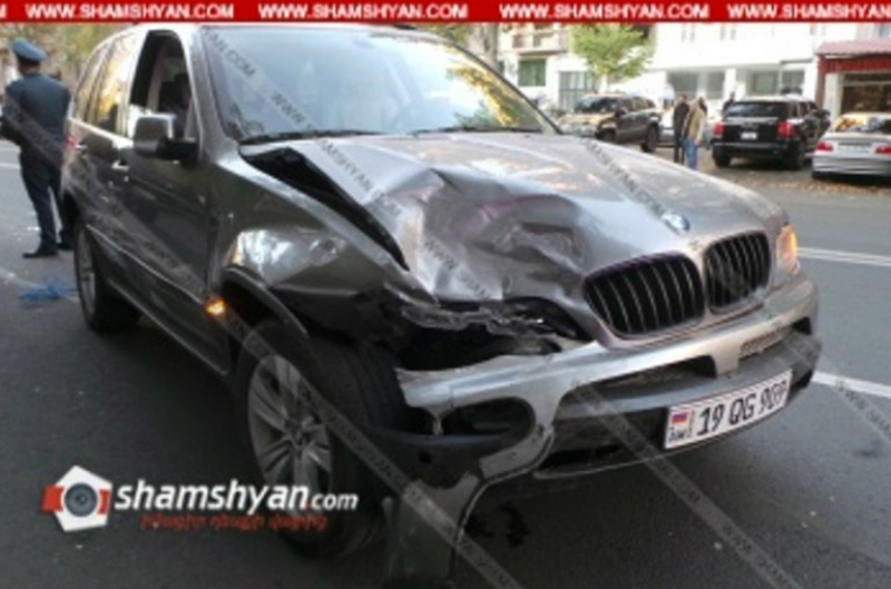 Երևանում բախվել են BMW X5-ը և Honda Fit-ը, վերջինս էլ բախվել է կայանված Porsche Cayenne-ին. վիրավորներից մեկը երեխա է. Shamshyan.com