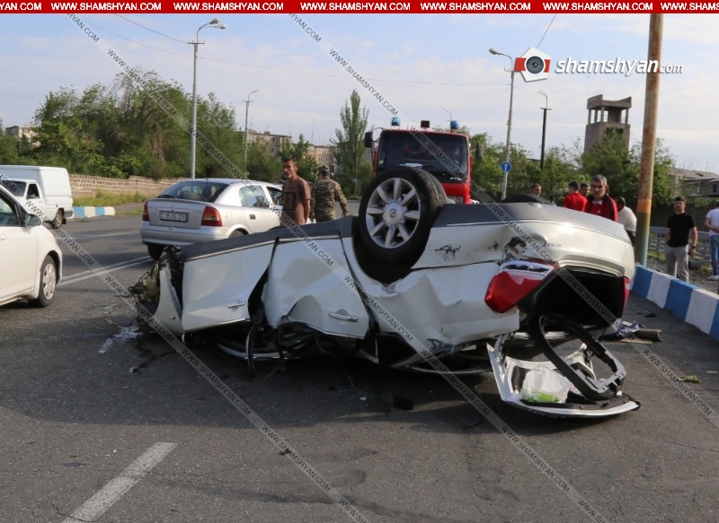 Երևանում մեքենան բախվել է կամրջի բետոնե հատվածին և գլխիվայր շրջվել.  Վերջին զանգի արարողությանը մասնակցող վարորդը և ուղևորը հոսպիտալացվել են
