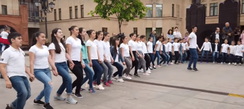 Մոսկվայի հայկական եկեղեցու բակում քոչարի են պարել (տեսանյութ)