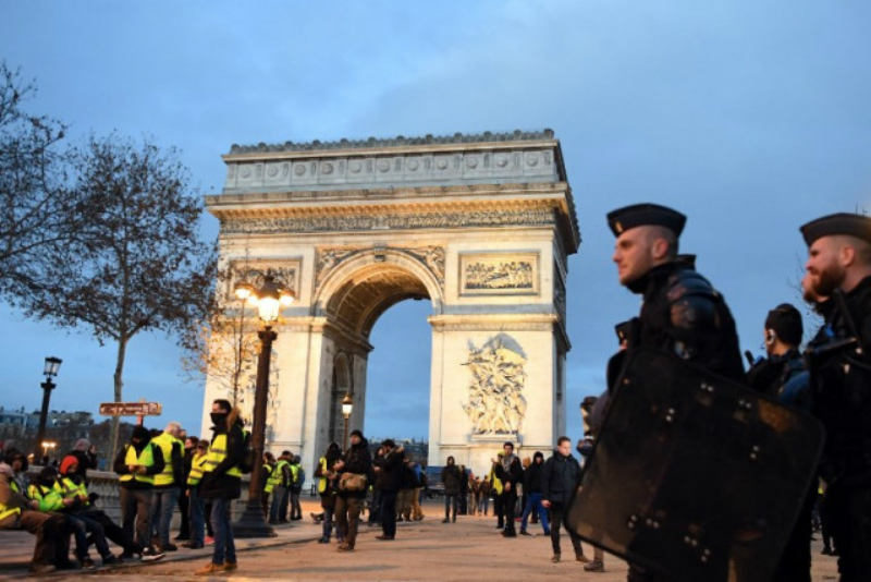 Փարիզում իրավիճակը  շարունակում է լարված մնալ (ֆոտոշարք)