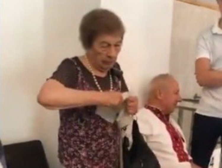 94-ամյա կինն ուզում էր ընտրել՝ ինչպես բոլորը. նա 4 ժամ վիճել է տեղամասում