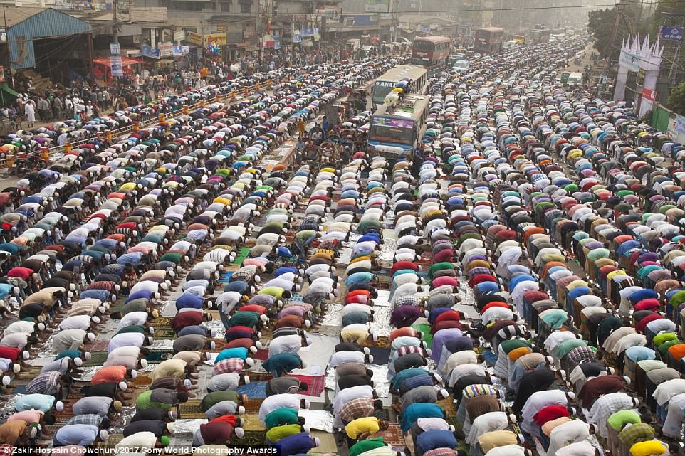 3E4AB5AA00000578-4315762-Thousands_of_Muslims_in_Tongi_near_Dhaka_in_Bangladesh_take_Frid-a-67_1489585417364(1).jpg