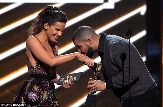 40A4021500000578-4528676-Smooch_Drake_kissed_Kate_Beckinsale_on_the_hand_at_the_Billboard-a-161_1495415302437.jpg