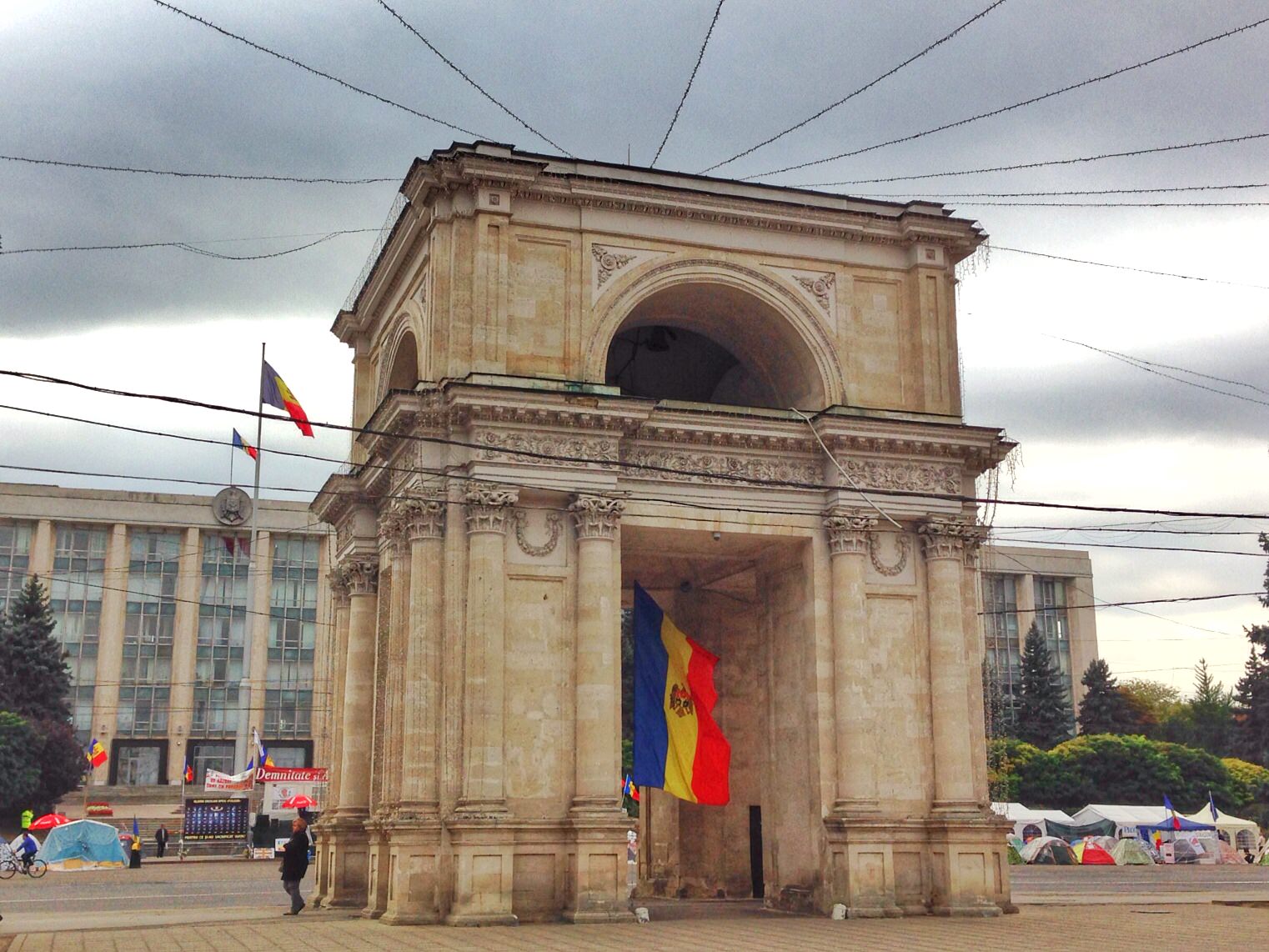 Chisinau-Moldova-victory-arch.jpg