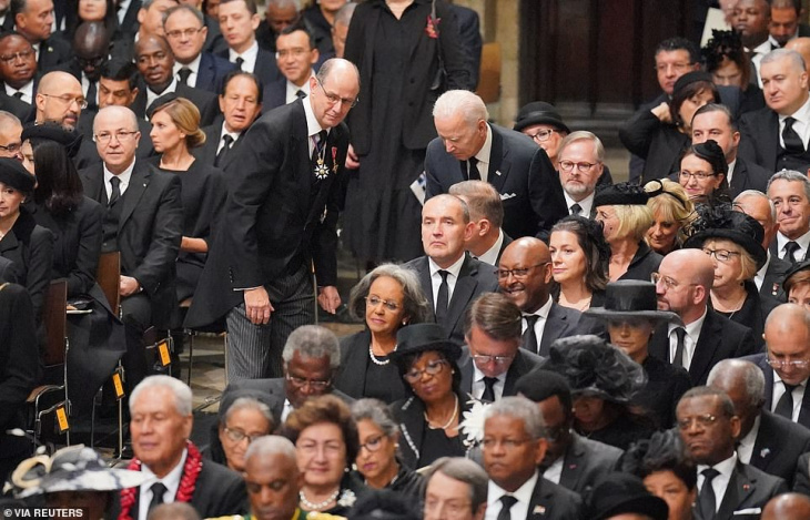 image-if-i-were-president-they-wouldnt-have-sat-me-back-there-trump-mocks-biden-for-being-sat-14-rows-back-at-the-queens-funeral-and-says-there-is-no-respect-for-the-u(1).jpg
