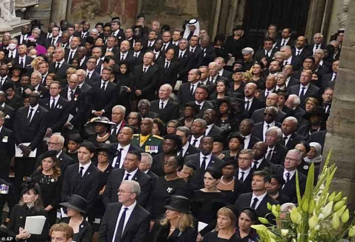 image-if-i-were-president-they-wouldnt-have-sat-me-back-there-trump-mocks-biden-for-being-sat-14-rows-back-at-the-queens-funeral-and-says-there-is-no-respect-for-the-us-tw.jpg
