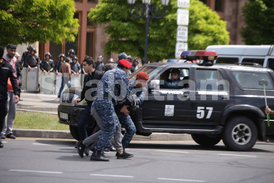 ոստիկանբերմանենթարկելցուցարարshabat.am.jpg3.jpg