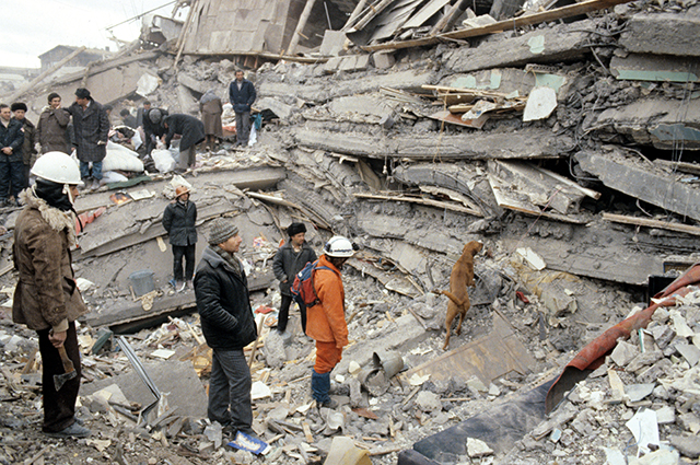 Землетрясение в армении сколько. Спитак землетрясение 1988. Землетрясение в Армении в 1988. Гюмри землетрясение 1988.