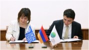 Ֆինանսների նախարարը և Հայաստանում ՄԱԿ-ի զարգացման ծրագրի ներկայացուցիչը համաձայնագիր են ստ...