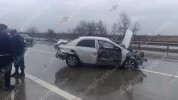 Երևան-Երասխ ավտոճանապարհին «Toyota Corolla»-ն բախվել է երկաթե արգելապատնեշներին, կա վիրավո...