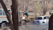 Փրկարարներն ավտոմեքենան դուրս են բերել Արփա գետից (տեսանյութ)